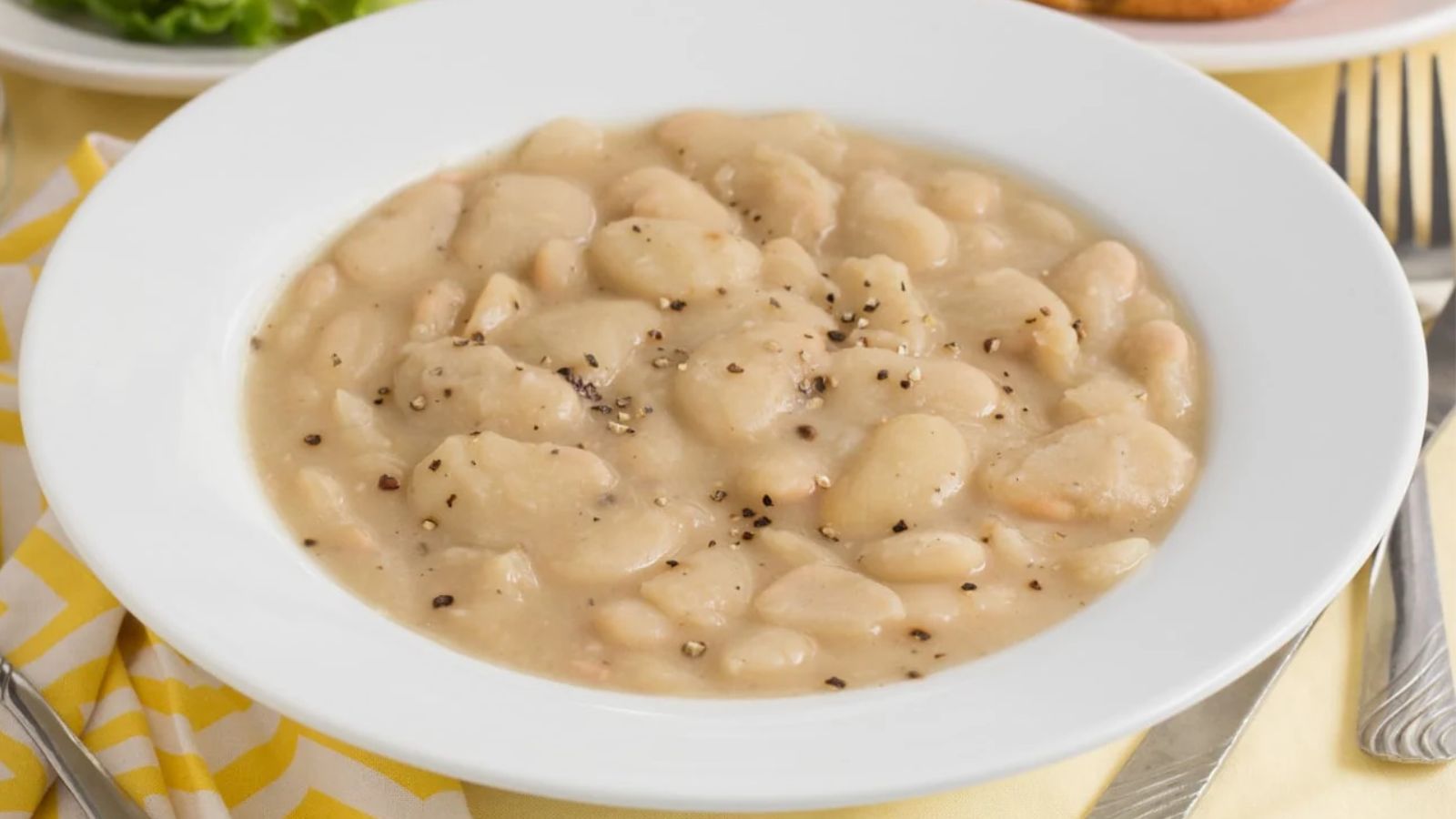Butter beans in a bowl.