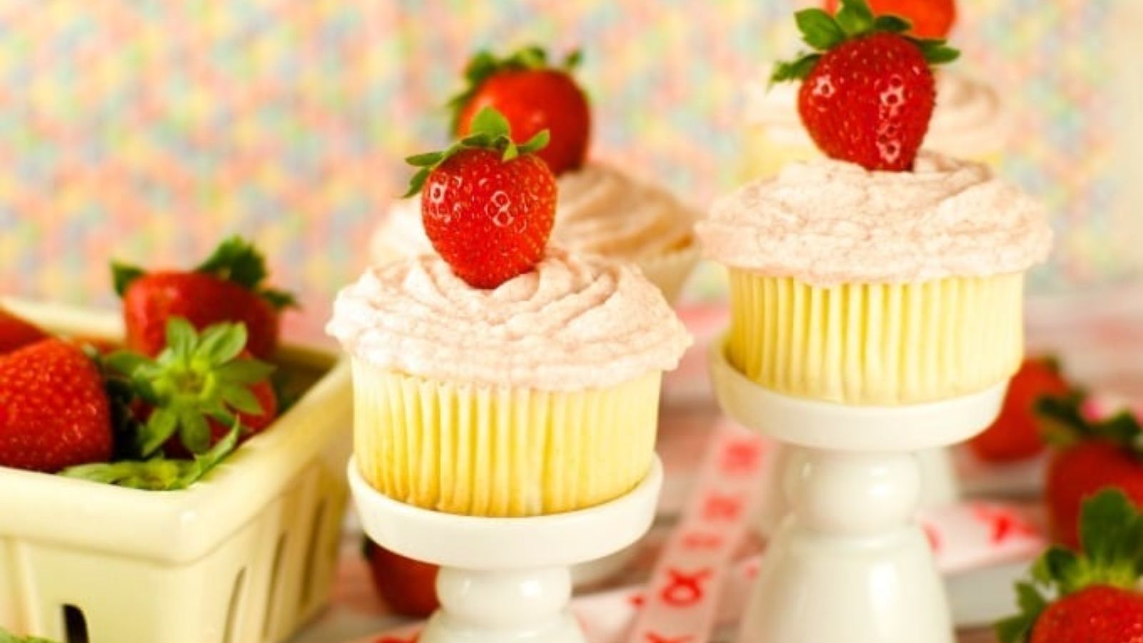 Cupcakes with strawberry and mascaporne frosting.