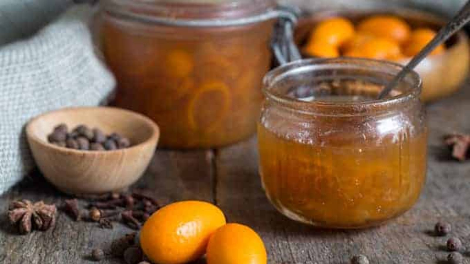 Kumquat jam with kumquat fruit.