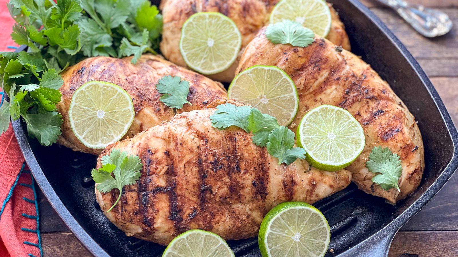 Grilled chicken with sliced limes.