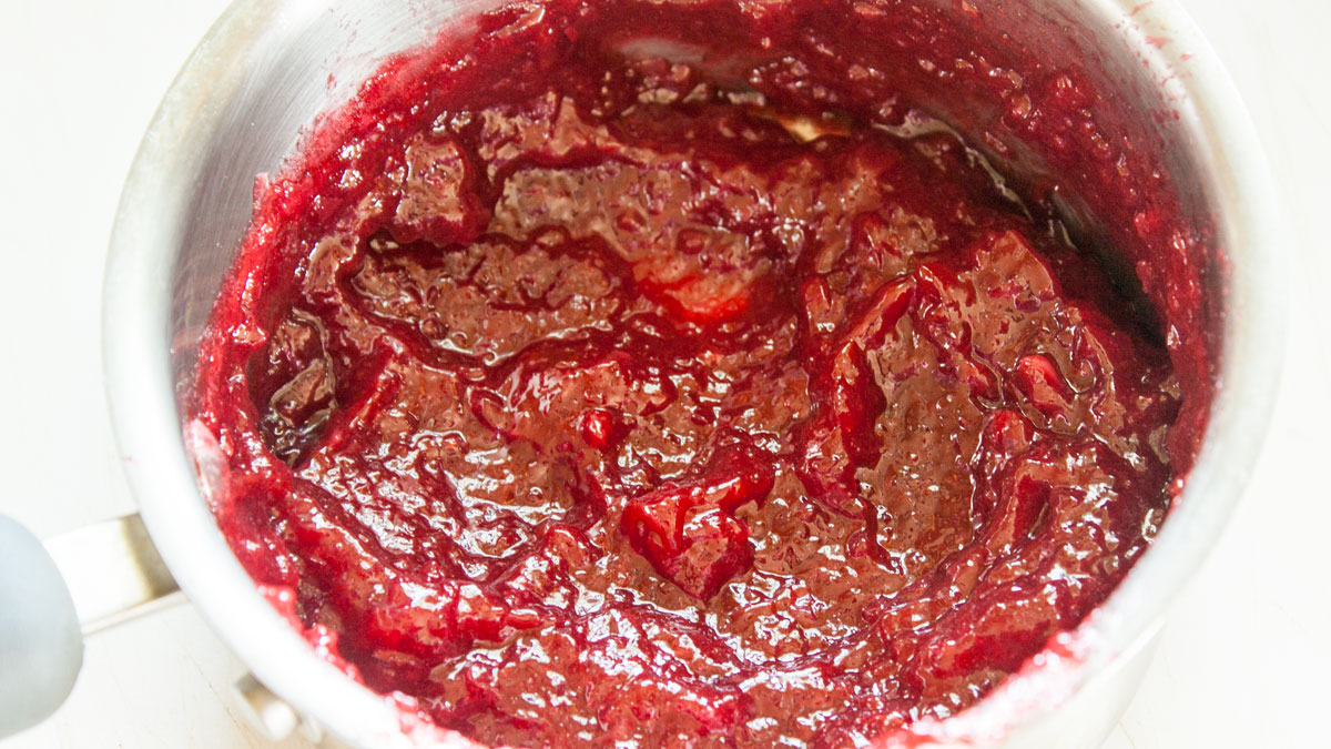 Thickened sauce in the saucepan.