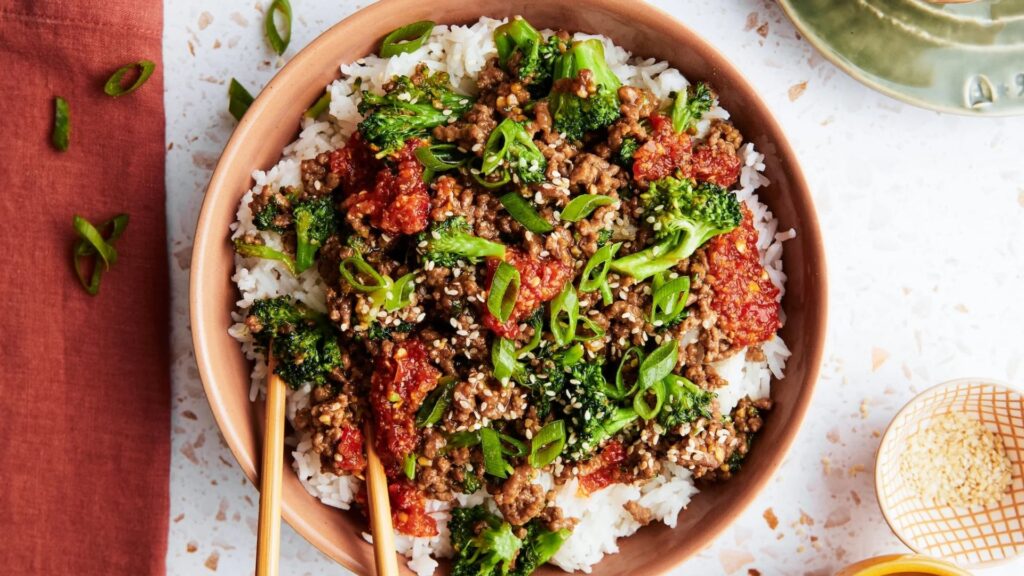 A bowl of ground beef and broccoli.